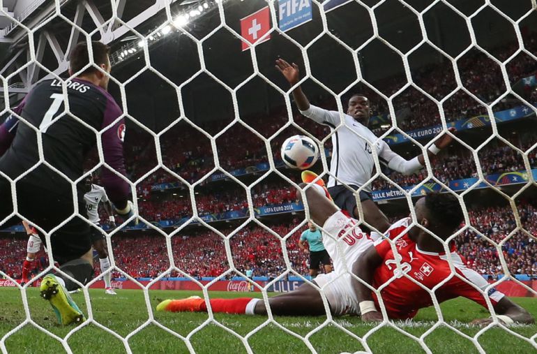 Djourou falla un tiro a puerta Djourou falla un tiro a puerta