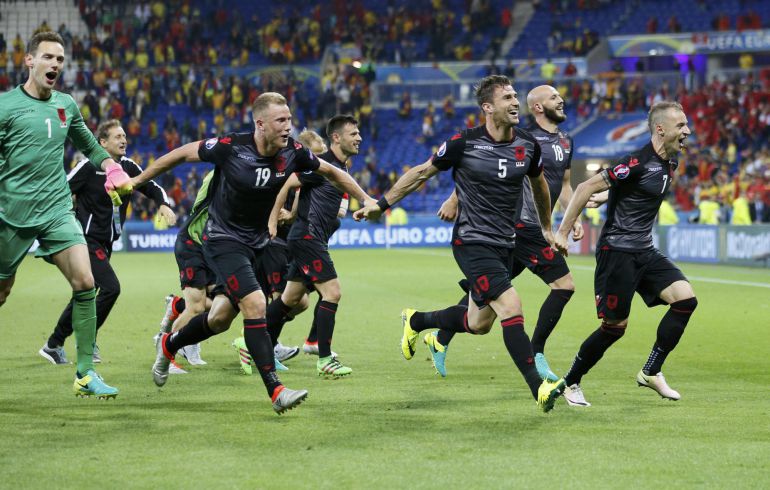 Los albaneses celebran su primer triunfo Los albaneses celebran su primer triunfo