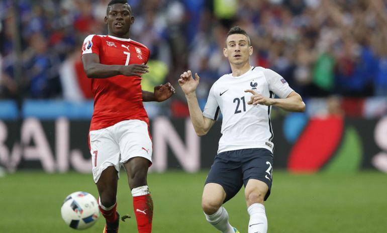 Laurent Koscielny (derecha), durante el partido entre Suiza y Francia. Laurent Koscielny (derecha), durante el partido entre Suiza y Francia.