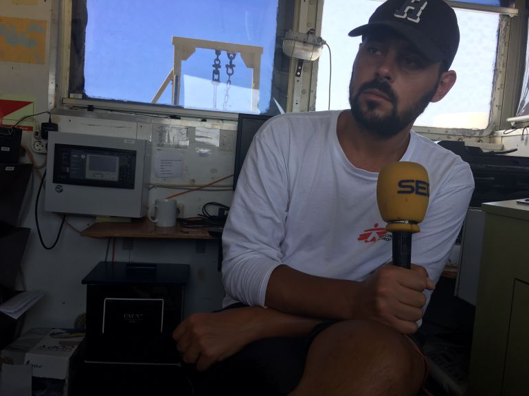 Salah cuenta su historia desde el Dignity I, donde ahora ayuda a otros refugiados y migrantes Salah cuenta su historia desde el Dignity I, donde ahora ayuda a otros refugiados y migrantes