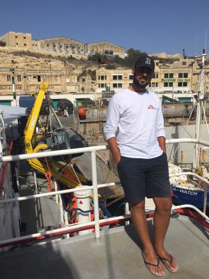 Salah espera en La Valeta a que las condiciones del mar mejoren para poder salir a ayudar a ayudar a otros refugiados y migrantes Salah espera en La Valeta a que las condiciones del mar mejoren para poder salir a ayudar a ayudar a otros refugiados y migrantes