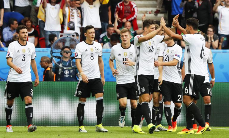 Mario Gomez consigue el gol de la victoria de Alemania contra Irlanda del Norte. Mario Gomez consigue el gol de la victoria de Alemania contra Irlanda del Norte.