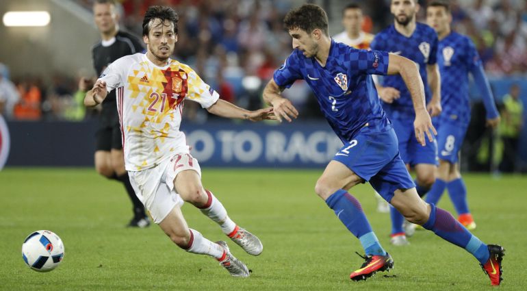 Sime Vrsaljko presiona a David Silva. Sime Vrsaljko presiona a David Silva.