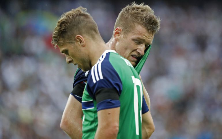 Dos jugadores de Irlanda del Norte charlan durante el partido ante Alemania Dos jugadores de Irlanda del Norte charlan durante el partido ante Alemania