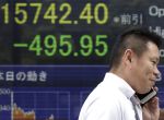 KOT05. TOKIO (JAPÓN), 24/06/2016.- Un hombre camina frente a un tablero informativo del índice del mercado bursátil japonés hoy, viernes 24 de junio de 2016, en Tokio (Japón). La Bolsa de Tokio aceleró su caída a más del 3 por ciento a media sesión, ante unos primeros resultados ajustados del referéndum sobre el "brexit" que oscilan entre la continuidad del Reino Unido en la Unión Europea (UE) y su salida. EFE/Kiyoshi Ota
