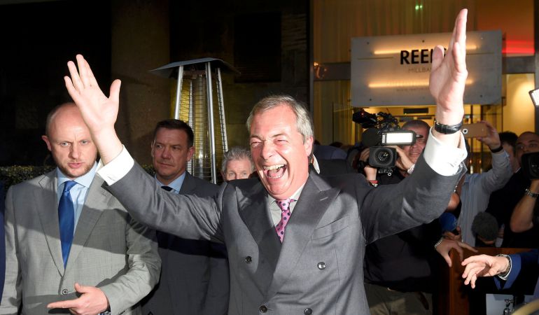 Nigel Farage, el líder del UKIP, celebra el resultado del referéndum por el 'brexit'. Nigel Farage, el líder del UKIP, celebra el resultado del referéndum por el 'brexit'.