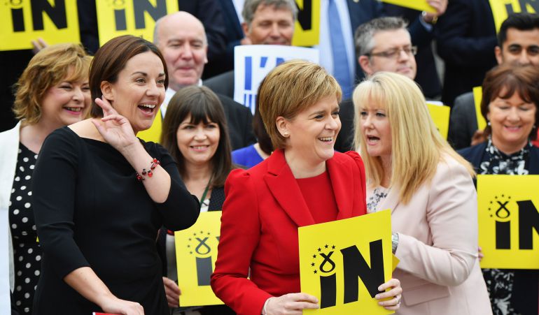 La primera ministra de Escocia, Nicola Sturgeon (en el centro), durante un acto en favor de la permanencia del Reino Unido en la Unión Europea. La primera ministra de Escocia, Nicola Sturgeon (en el centro), durante un acto en favor de la permanencia del Reino Unido en la Unión Europea.