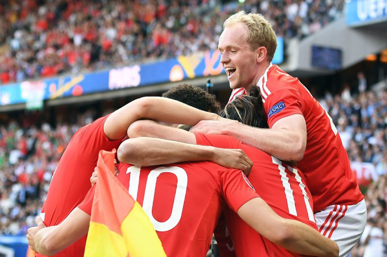 El combinado de Gales celebra el pase a cuartos de final El combinado de Gales celebra el pase a cuartos de final