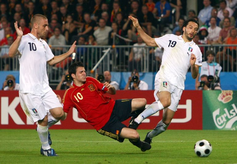 El jugador español, Cesc Fábregas, lucha el balón contra Zambrotta y De Rossi en la eliminatoria ante Italia de la Eurocopa de 2008. El jugador español, Cesc Fábregas, lucha el balón contra Zambrotta y De Rossi en la eliminatoria ante Italia de la Eurocopa de 2008.