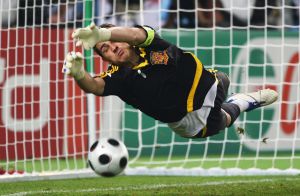 El portero de la Selección, Iker Casillas, paró dos penaltis en la tanda ante Italia en la Eurocopa de 2008. El portero de la Selección, Iker Casillas, paró dos penaltis en la tanda ante Italia en la Eurocopa de 2008.