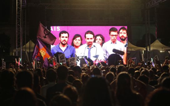 Simpatizantes de Unidos Podemos escuchan las declaraciones de su líder Pablo Iglesias. Simpatizantes de Unidos Podemos escuchan las declaraciones de su líder Pablo Iglesias.