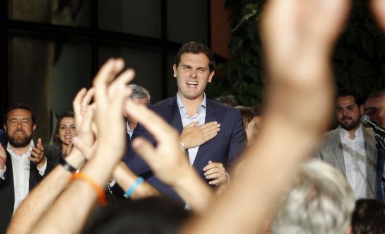 El líder de Ciudadanos, Albert Rivera, comparece ante los simpatizantes en el exterior de la sede del partido en Madrid tras conocer los resultados de las elecciones generales del 26J. El líder de Ciudadanos, Albert Rivera, comparece ante los simpatizantes en el exterior de la sede del partido en Madrid tras conocer los resultados de las elecciones generales del 26J.