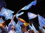 GRA609. MADRID. 26/06/2016.- Simpatizantes del Partido Popular junto a la sede del partido en la madrileña calle Génova, tras conocer los primero resultados electorales tras los comicios generales que se han celebrado hoy en España. EFE/J.P.GANDUL