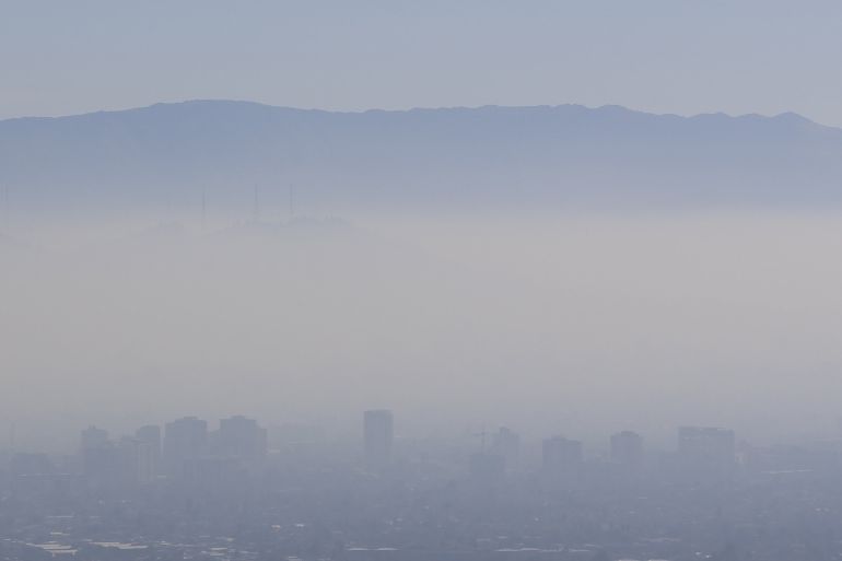 Vista de Santiago de Chile bajo una nube de contaminación debido a los altos índices de polución que afectan a la ciudad. Vista de Santiago de Chile bajo una nube de contaminación debido a los altos índices de polución que afectan a la ciudad.