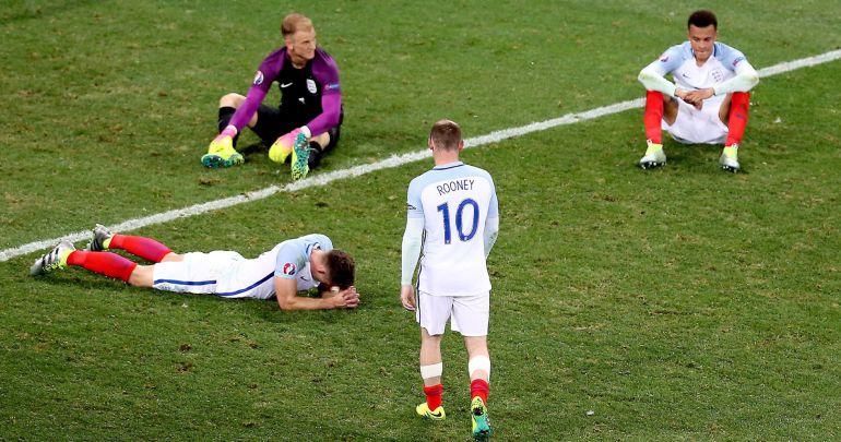Los jugadores ingleses se desploman abatidos tras el pitido final Los jugadores ingleses se desploman abatidos tras el pitido final