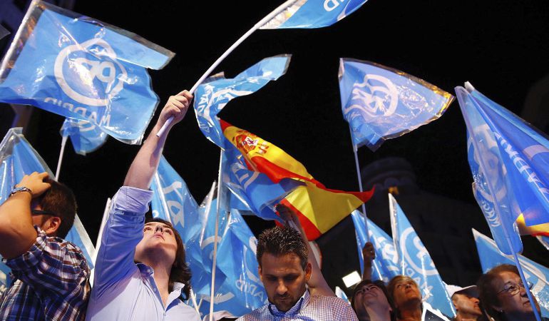 Simpatizantes del Partido Popular, junto a la sede del partido en la madrileña calle Génova. Simpatizantes del Partido Popular, junto a la sede del partido en la madrileña calle Génova.