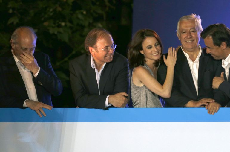 El ministro del Interior en funciones, Jorge Fernández Díaz (i); el expresidente del Senado, Pío García Escudero (2i); la vicesecretaria de Estudios y Programas del PP, Andrea Levy (3d), los vicesecretarios de Autonomías y Ayuntamientos, Javier Arenas (2d), y de Organización, Fernando Martínez Maillo (d), comparecen ante los simpatizantes en el exterior de la sede del partido El ministro del Interior en funciones, Jorge Fernández Díaz (i); el expresidente del Senado, Pío García Escudero (2i); la vicesecretaria de Estudios y Programas del PP, Andrea Levy (3d), los vicesecretarios de Autonomías y Ayuntamientos, Javier Arenas (2d), y de Organización, Fernando Martínez Maillo (d), comparecen ante los simpatizantes en el exterior de la sede del partido