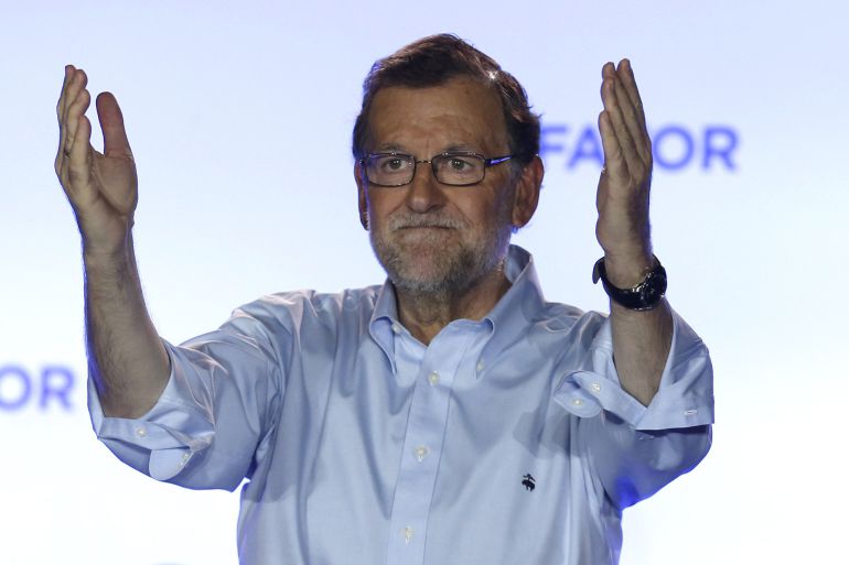 El presidente del Gobierno en funciones y líder del PP, Mariano Rajoy, durante su comparecencia ante los simpatizantes en el exterior de la sede del partido El presidente del Gobierno en funciones y líder del PP, Mariano Rajoy, durante su comparecencia ante los simpatizantes en el exterior de la sede del partido