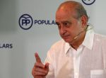 El cap de llista del PPC a les eleccions al Congrés dels Diputats i ministre d'Interior en funcions, Jorge Fernández Díaz, en l'acte de tancament de campanya, el 24 de juny del 2016 (horitzontal).