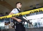 SDT13 ESTAMBUL (TURQUÍA) 29/06/2016.- La policía acordona una zona del aeropuerto internacional de Atatürk tras un atentado en Estambul (Turquía) hoy, 29 de junio de 2016. El aeropuerto de Atatürk en Estambul, blanco de un triple atentado suicida anoche que ha causado al menos 36 muertos y más de cien heridos, ha vuelto a abrir tras un cierre de unas cinco horas, aunque de momento son pocos los vuelos previstos, informa el diario Hürriyet en su versión digital. EFE/Sedat Suna