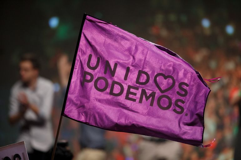 Una bandera de Unidos Podemos durante el acto tras el 26-J Una bandera de Unidos Podemos durante el acto tras el 26-J