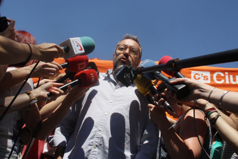 Imagen de Juan Carlos Girauta mientras atiende a los medios Imagen de Juan Carlos Girauta mientras atiende a los medios