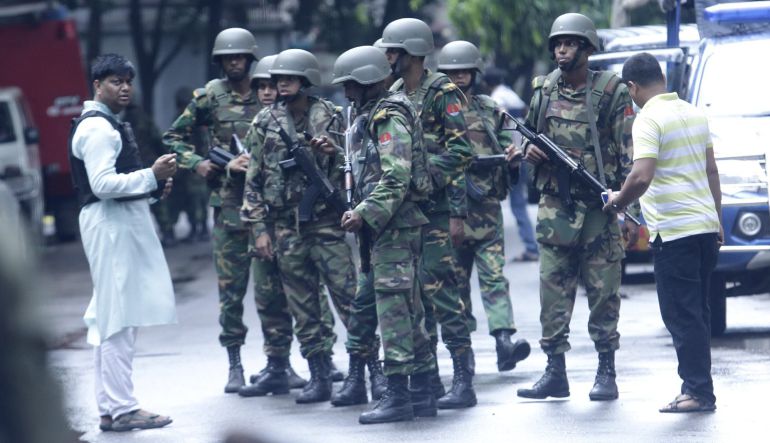 Un grupo de soldados armados se agrupan en torno al restaurante atacado tras la liberación de los rehenes. Un grupo de soldados armados se agrupan en torno al restaurante atacado tras la liberación de los rehenes.