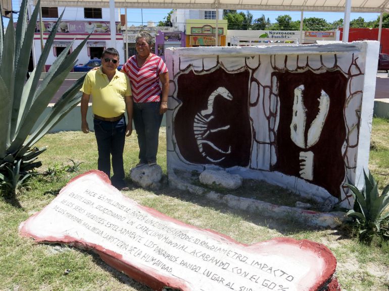 Un monumento recuerda en la península del Yucatán (México) el lugar del impacto de un meteorito contra la Tierra hace 65 millones de años, que supuso la extinción de muchas especies animales, entre ellas, los dinosaurios.
Un monumento recuerda en la península del Yucatán (México) el lugar del impacto de un meteorito contra la Tierra hace 65 millones de años, que supuso la extinción de muchas especies animales, entre ellas, los dinosaurios.
