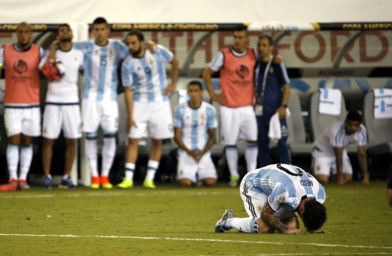 Messi se lamenta tras fallar el penalti en la final de la Copa América Messi se lamenta tras fallar el penalti en la final de la Copa América