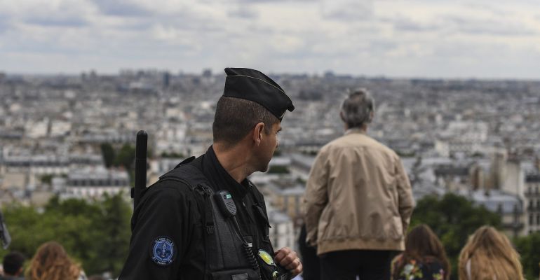 Un agente de la policía francesa hace guardia en el bulevar Montmartre de París. Un agente de la policía francesa hace guardia en el bulevar Montmartre de París.