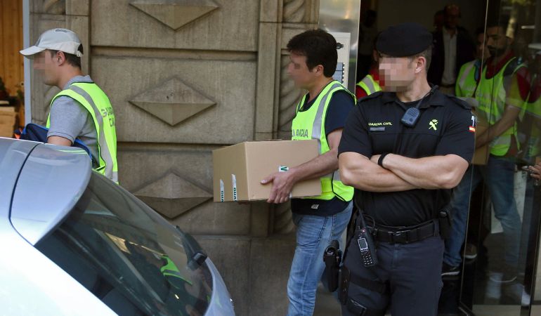 Agentes de la Guardia Civil sacan esta tarde material del edificio donde se encuentra la sede de Efial en Barcelona, donde se ha efectuado un registro en el marco de una operación contra la corrupción municipal. Agentes de la Guardia Civil sacan esta tarde material del edificio donde se encuentra la sede de Efial en Barcelona, donde se ha efectuado un registro en el marco de una operación contra la corrupción municipal.