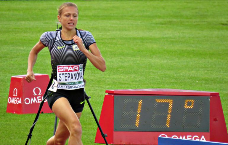 Stepanova en la primera vuelta de los ochocientos metros Stepanova en la primera vuelta de los ochocientos metros