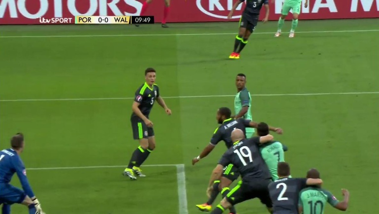 Agarrón de Collins a Cristiano Ronaldo Agarrón de Collins a Cristiano Ronaldo