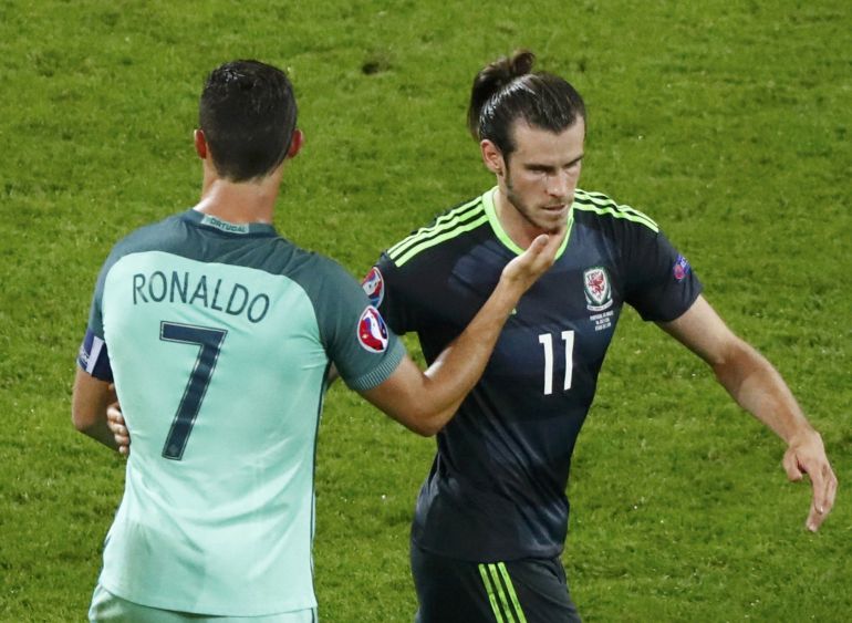 Cristiano Ronaldo y Gareth Bale se saludan durante un lance del juego. Cristiano Ronaldo y Gareth Bale se saludan durante un lance del juego.