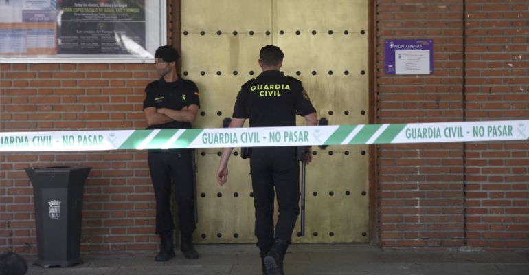 Agentes de la Guardia Civil a las puertas del Ayuntamiento de Torrejón de Ardoz donde se lleva a cabo un registro en el marco de la operación Térmyca. Agentes de la Guardia Civil a las puertas del Ayuntamiento de Torrejón de Ardoz donde se lleva a cabo un registro en el marco de la operación Térmyca.