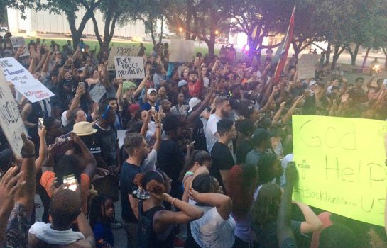 Los manifestantes protestan en contra de las muertes de dos hombres negros por disparos de la Policía de EEUU. Los manifestantes protestan en contra de las muertes de dos hombres negros por disparos de la Policía de EEUU.