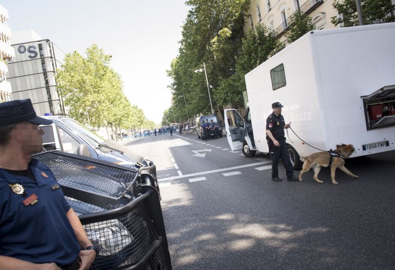 Medidas de seguridad en los alrededores de la Embajada de EEUU, donde el presidente de Estados Unidos, Barack Obama, tiene previsto reunirse con sus funcionarios tras la recepción en el Palacio Real Medidas de seguridad en los alrededores de la Embajada de EEUU, donde el presidente de Estados Unidos, Barack Obama, tiene previsto reunirse con sus funcionarios tras la recepción en el Palacio Real