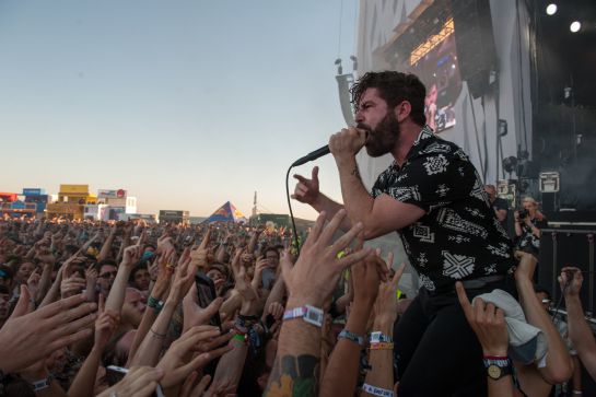 Yannis Philippakis, de Foals, se bajó del escenario durante su actuación Yannis Philippakis, de Foals, se bajó del escenario durante su actuación