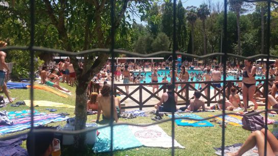La piscina del camping estaba llena pero no llegaba a ser agobiante La piscina del camping estaba llena pero no llegaba a ser agobiante