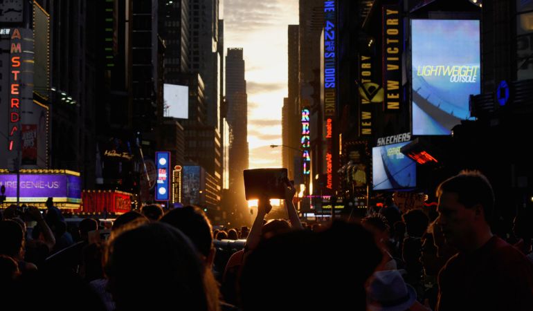 Una persona saca una foto con una tableta en Nueva York. Una persona saca una foto con una tableta en Nueva York.