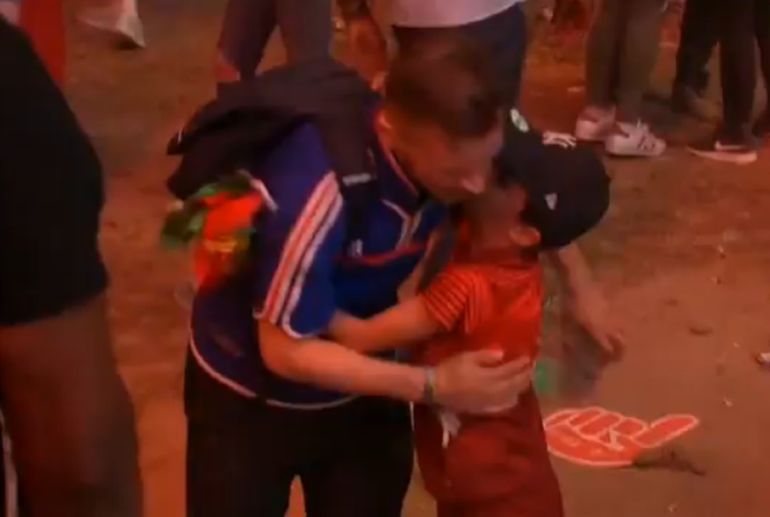 Mathis da un abrazo a un hincha francés Mathis da un abrazo a un hincha francés