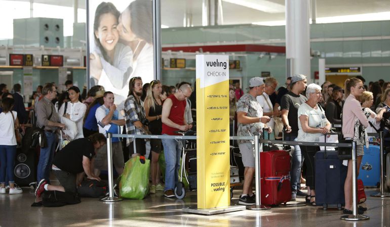 Colas de facturación en los mostradores de Vueling en la Terminal 1 del Aeropuerto de El Prat, en Barcelona, el pasado 5 de julio. Colas de facturación en los mostradores de Vueling en la Terminal 1 del Aeropuerto de El Prat, en Barcelona, el pasado 5 de julio.