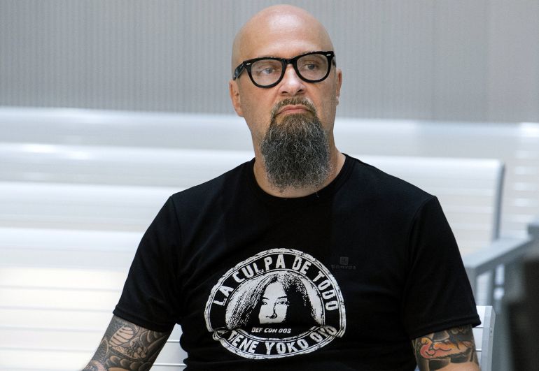El cantante de Def con Dos, César Augusto Montaña, durante el juicio celebrado hoy en la Audiencia Nacional, en el que se le acusa de enaltecimiento del terrorismo y humillación a las víctimas de ETA en siete tuits publicados en 2013 y 2014, por los que la Fiscalía le pide 20 meses de prisión y ocho de inhabilitación. El cantante de Def con Dos, César Augusto Montaña, durante el juicio celebrado hoy en la Audiencia Nacional, en el que se le acusa de enaltecimiento del terrorismo y humillación a las víctimas de ETA en siete tuits publicados en 2013 y 2014, por los que la Fiscalía le pide 20 meses de prisión y ocho de inhabilitación.