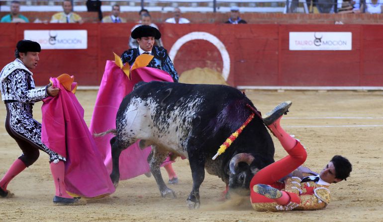 El torero segoviano de 29 años Víctor Barrio falleció en la plaza de toros de Teruel tras sufrir una grave cogida. El torero segoviano de 29 años Víctor Barrio falleció en la plaza de toros de Teruel tras sufrir una grave cogida.