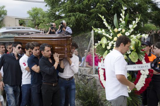 Miembros de la cuadrilla de Víctor Barrio y novilleros amigos del diestro llevan sus restos mortales a hombros, para introducirlo en la capilla ardiente instalada en el polideportivo de Sepúlveda, en Segovia. Miembros de la cuadrilla de Víctor Barrio y novilleros amigos del diestro llevan sus restos mortales a hombros, para introducirlo en la capilla ardiente instalada en el polideportivo de Sepúlveda, en Segovia.