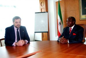 Gustavo de Arístegui y el entonces primer ministro de Guinea Ecuatorial, Ignacio Milam Tang, el 15 de noviembre de 2010. Gustavo de Arístegui y el entonces primer ministro de Guinea Ecuatorial, Ignacio Milam Tang, el 15 de noviembre de 2010.
