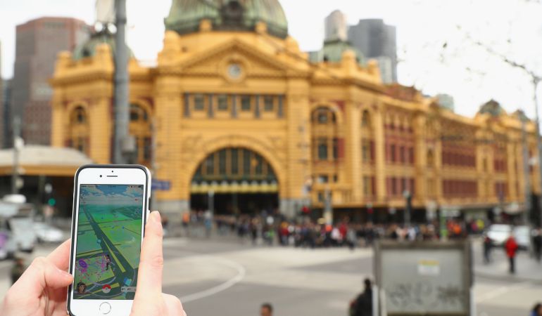 La aplicación Pokémon Go es un juego de realidad virtual en el que aparecen las criaturas en la ciudad. La aplicación Pokémon Go es un juego de realidad virtual en el que aparecen las criaturas en la ciudad.