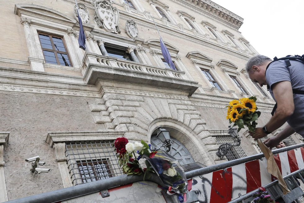 Un hombre deja flores delante de la embajada de Francia en Roma (Italia) en memoria de las víctimas del atentado perpetrado en Niza. Un hombre deja flores delante de la embajada de Francia en Roma (Italia) en memoria de las víctimas del atentado perpetrado en Niza.