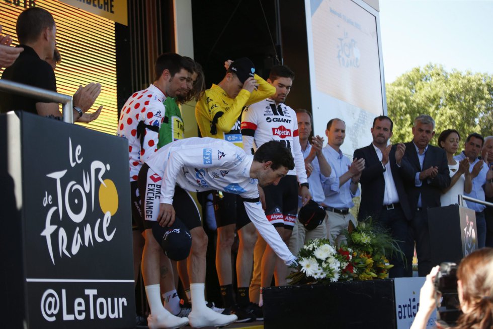 Guardan un minuto de silencio y depositan sus ramos de flores como homenaje a las víctimas del atentado de Niza tras la 13ª etapa del Tour de Francia. Guardan un minuto de silencio y depositan sus ramos de flores como homenaje a las víctimas del atentado de Niza tras la 13ª etapa del Tour de Francia.