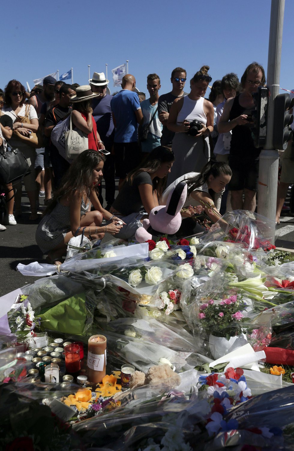 Los mensjaes de condolencia dejados en las inmediaciones del paseo marítimo de Niza. Los mensjaes de condolencia dejados en las inmediaciones del paseo marítimo de Niza.